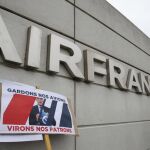 La sede de Air France en el aeropuerto Charles de Gaulle la semana pasada, con un cartel que reza: «mantengamos nuestros aviones, echemos a nuestros jefes»
