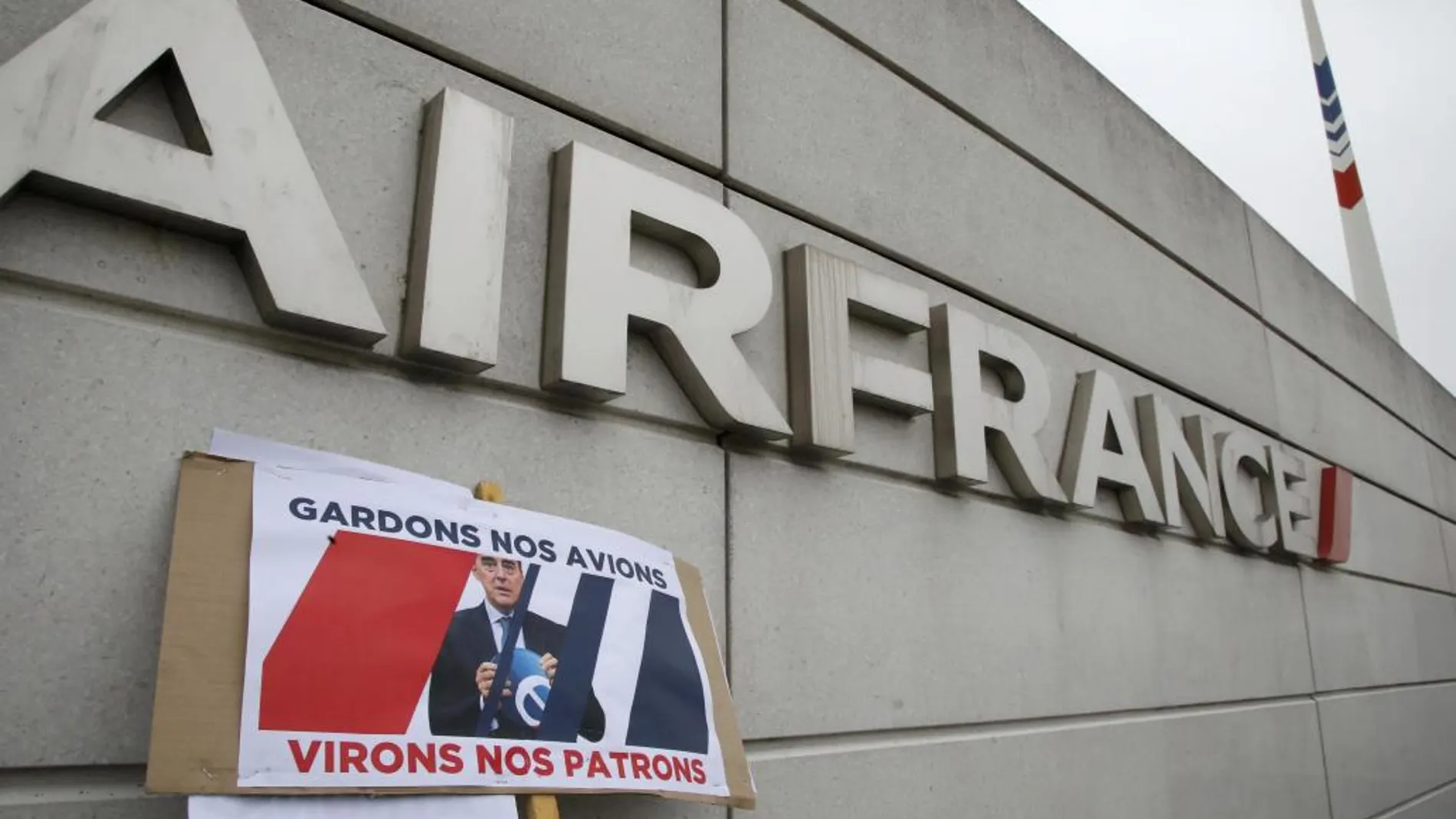 La sede de Air France en el aeropuerto Charles de Gaulle la semana pasada, con un cartel que reza: «mantengamos nuestros aviones, echemos a nuestros jefes»