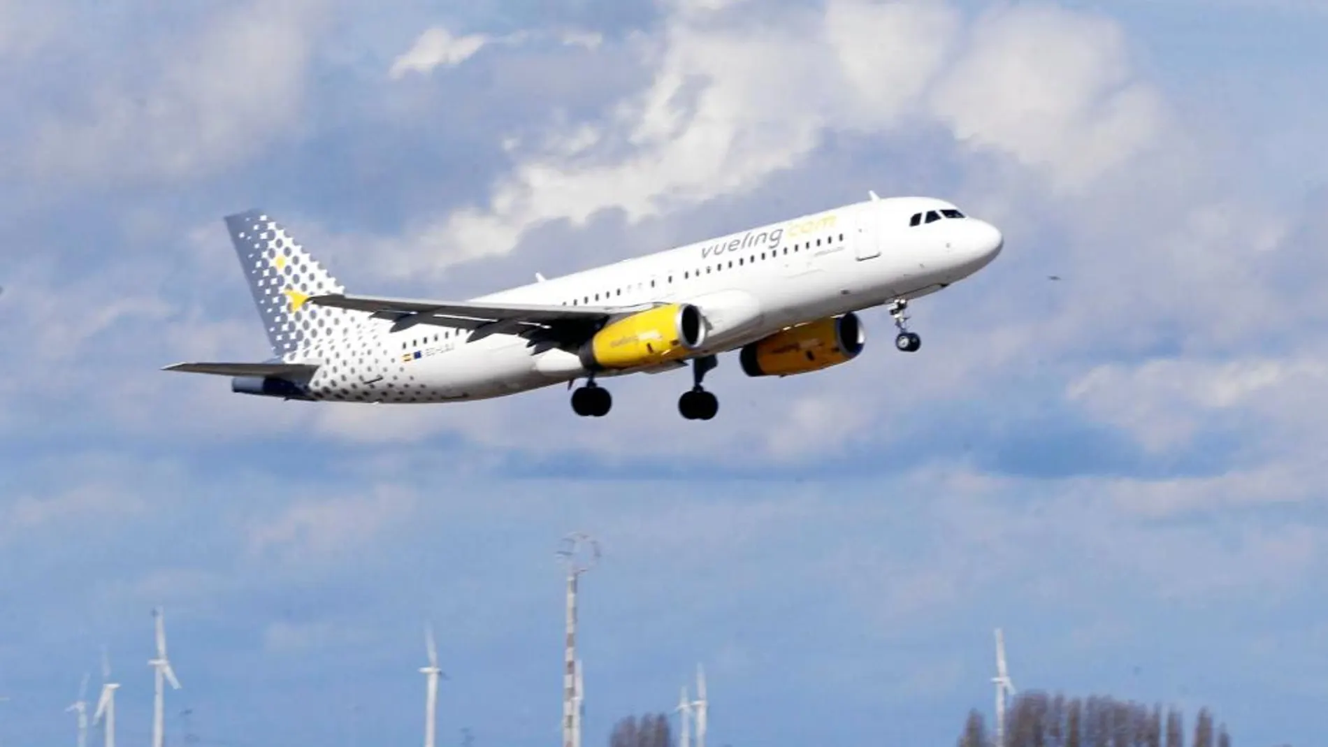 Despegue de un avión de la compañía Vueling del aeropuerto de Villanubla