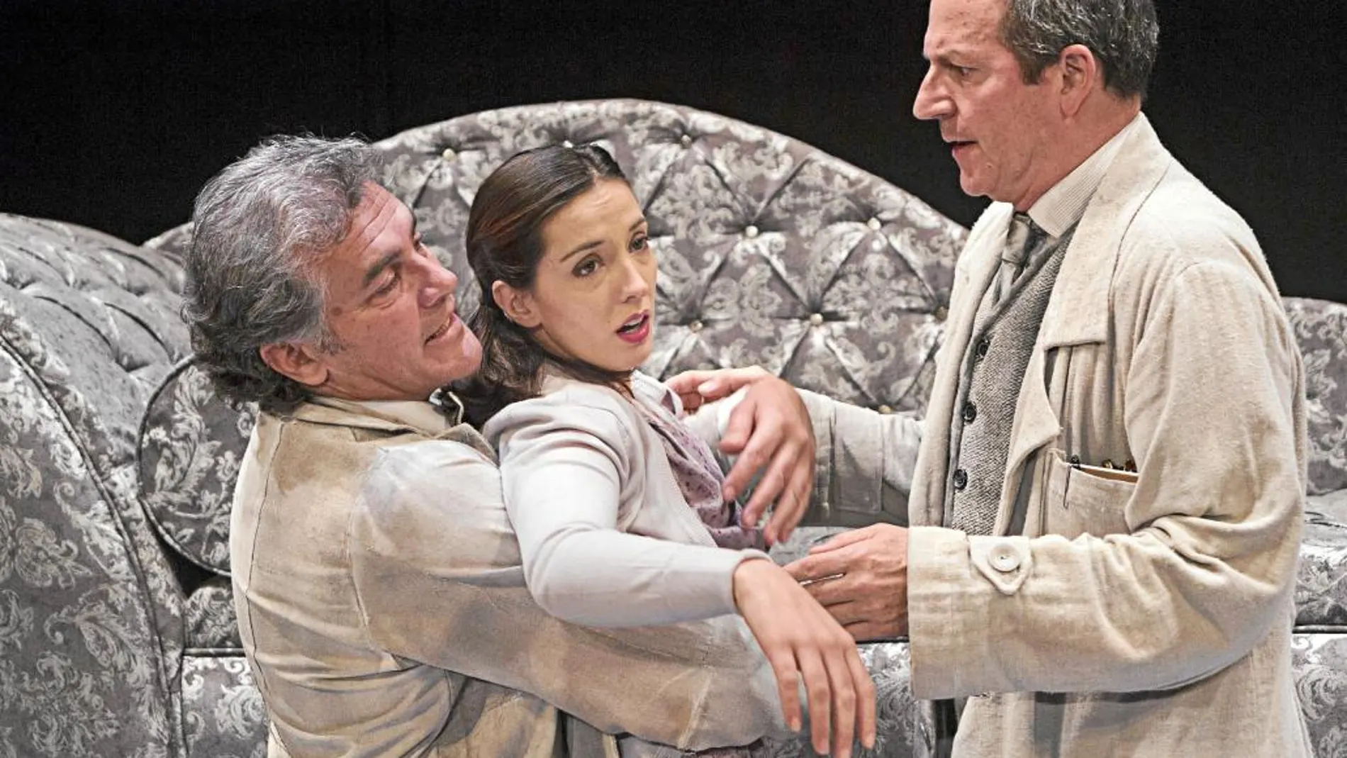 Pep Munné, Luis Fernando Alvés y Carolina Lapausa, en una escena de «Lo que vio el mayordomo»