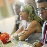 El alcalde popular de La Línea de la Concepción (Cádiz), Alejandro Sánchez, expone su iniciativa a los medios