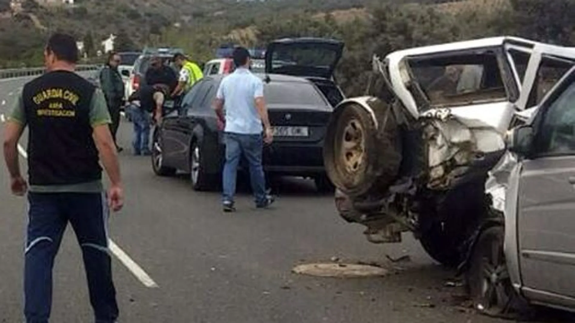 Fotografía facilitada por la Guardia Civil del estado en el que han quedado los vehículos en la colisión