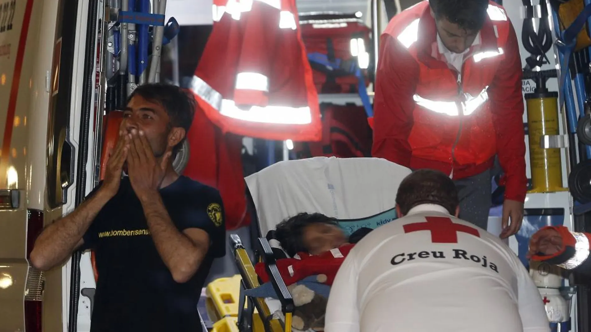El pequeño Osman a su llegada al hospital La Fe de Valencia la noche del martes