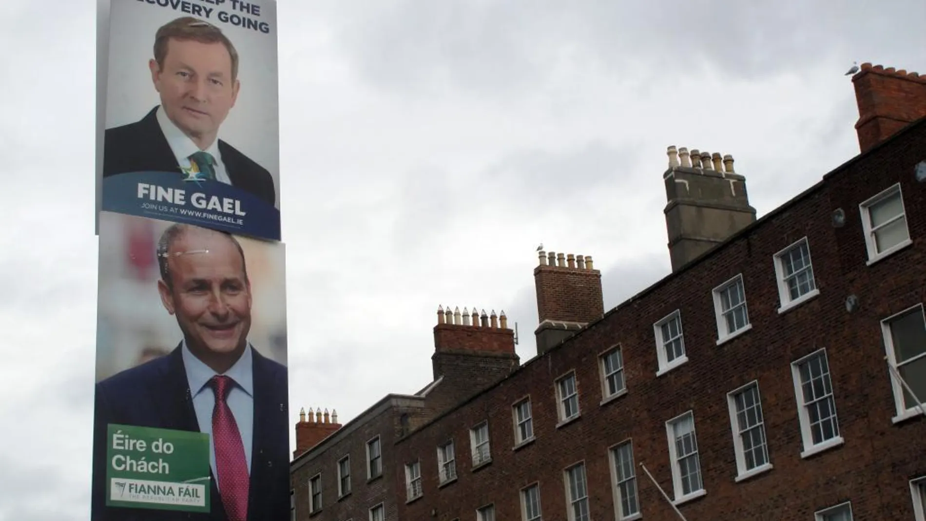 Imagen de archivo de febrero de este año, de dos carteles electorales de la campaña