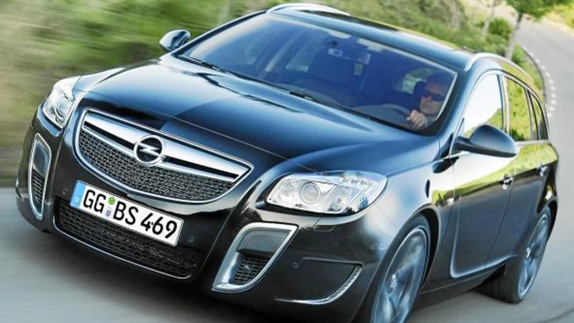 La parte frontal es similar a las versiones berlina. Opel ha realizado un gran trabajo de diseño en su modelo de más alta representación