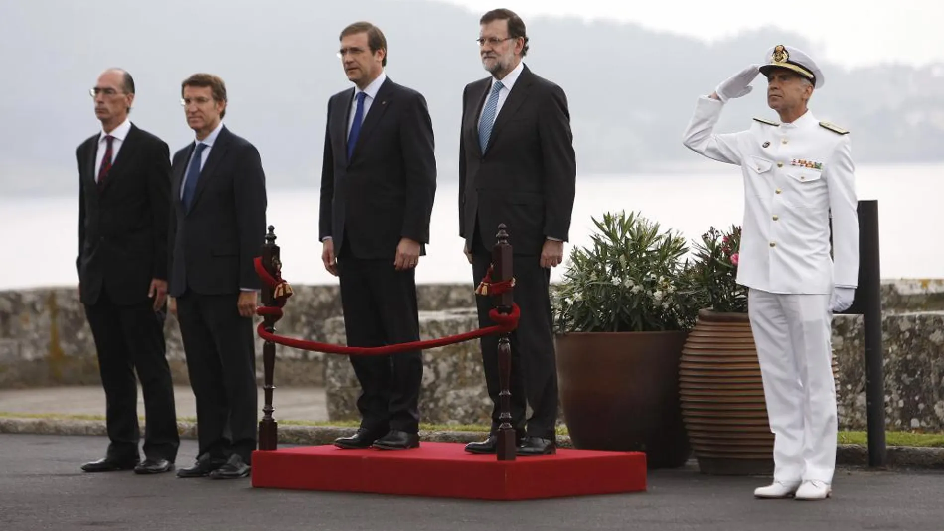 Mariano Rajoy, Pedro Passos Coelho junto al jefe del Estado Mayor de la Defensa, el almirante general Fernando García Sánchez; el presidente de la Xunta de Galicia, Alberto Núñez Feijóo, y el alcalde de Baiona, Jesús Vázquez