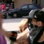 Momento de la agresión de "El Cuco"a un periodista de Antena 3