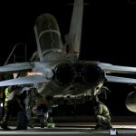 Personal de la Real Fuerza Aérea Británica (RAF) junto a avión Tornado GR4 a su regreso de una misión
