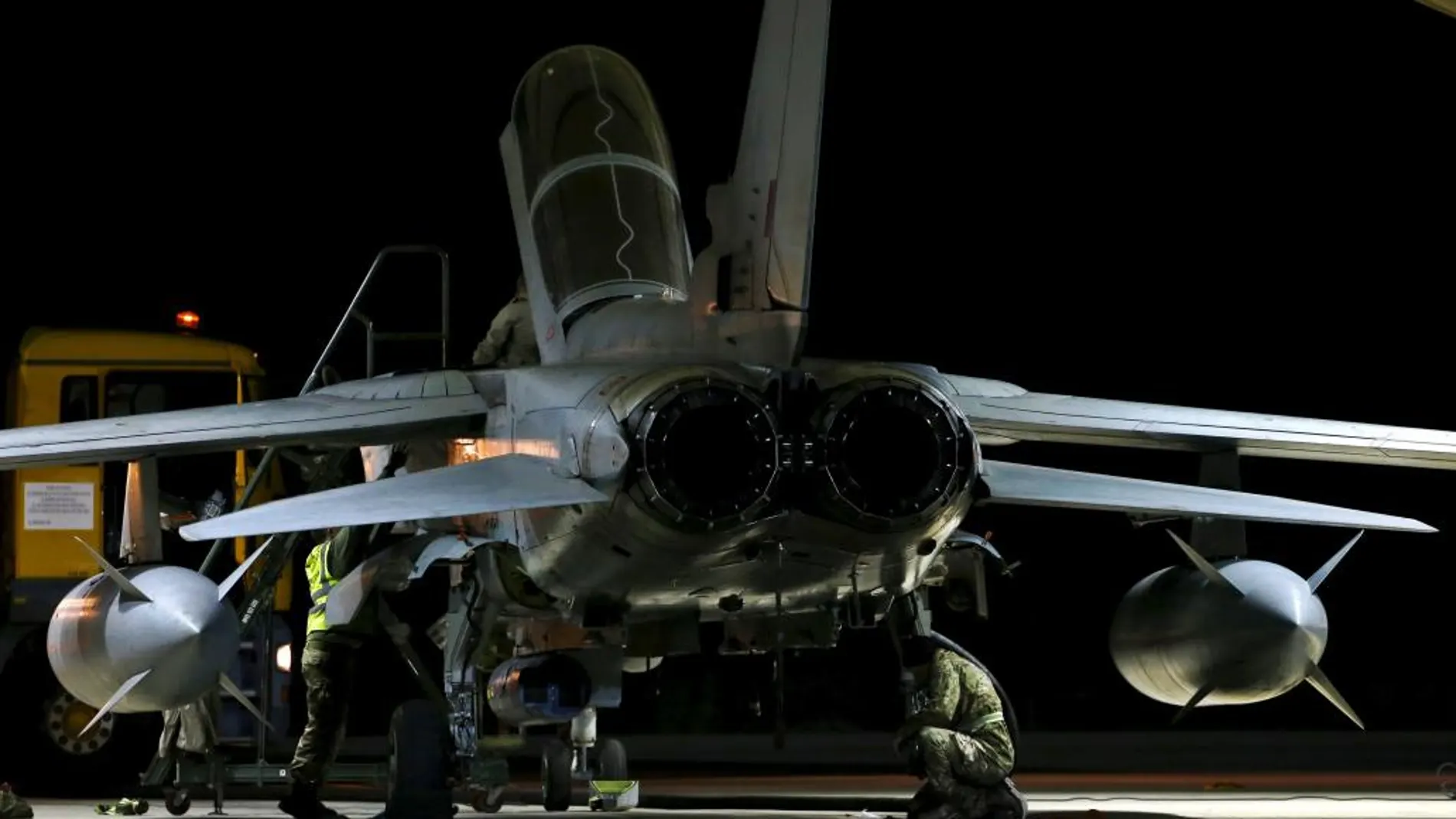 Personal de la Real Fuerza Aérea Británica (RAF) junto a avión Tornado GR4 a su regreso de una misión