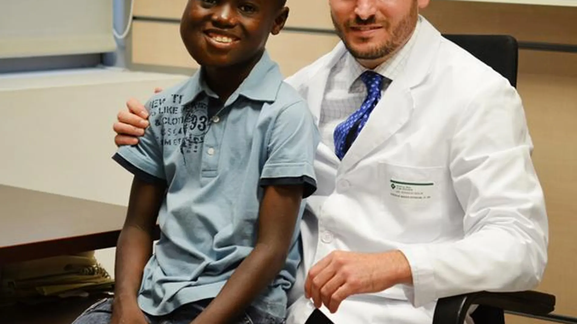 Abdou y el doctor Solís antes de la cirugía