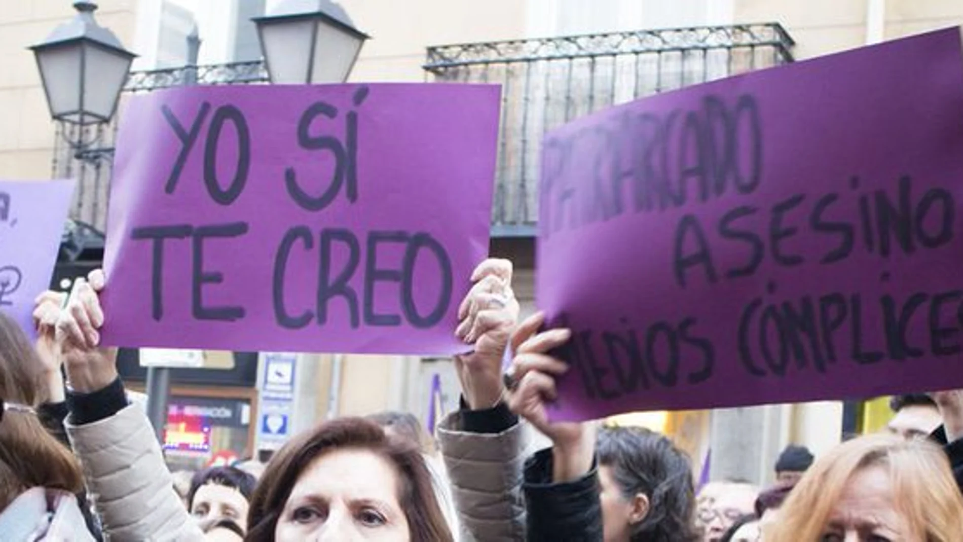 Protestas a las puertas de la Audiencia de Navarra
