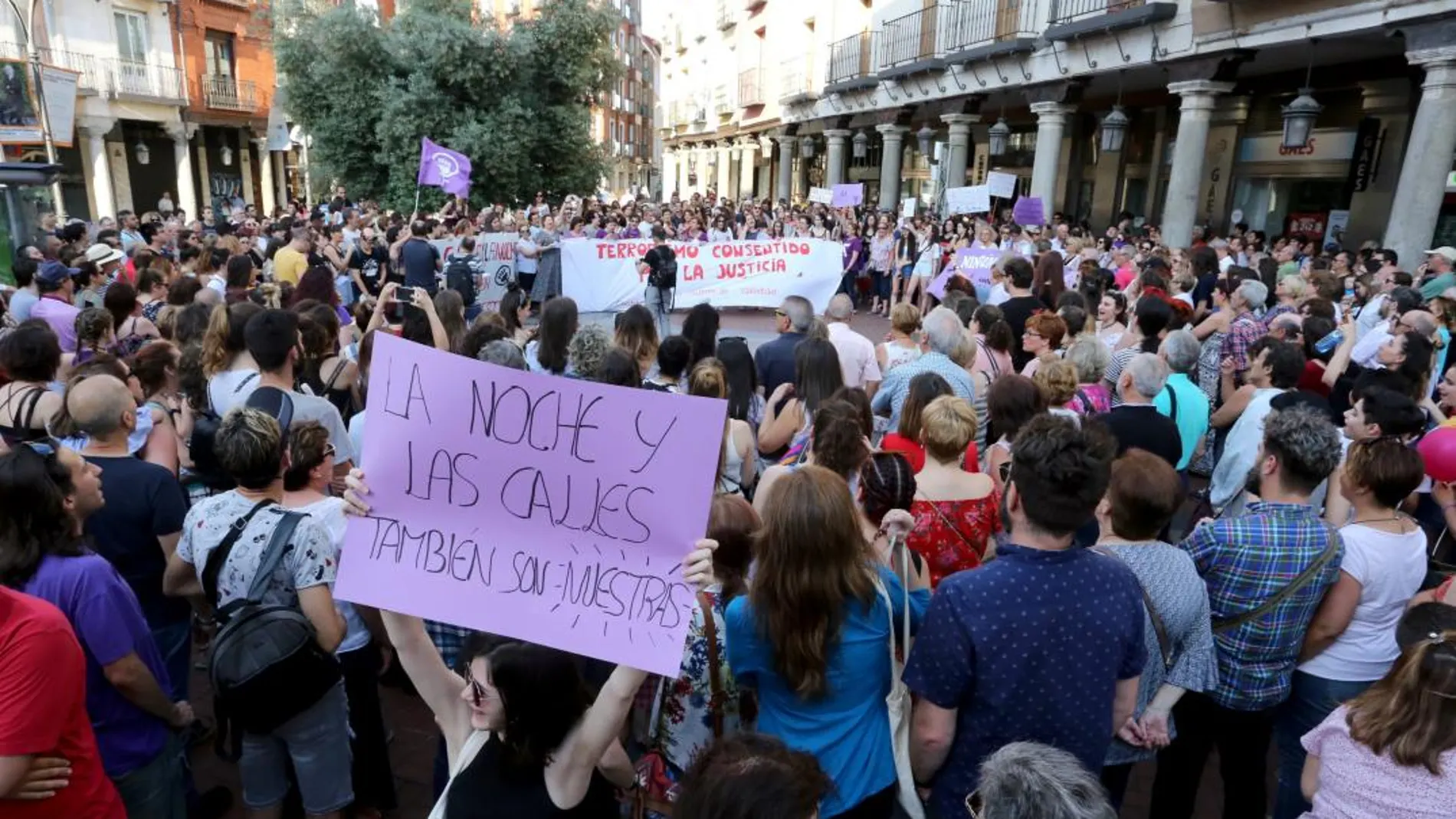 Cientos de personas se concentran en Valladolid contra la decisión judicial y en apoyo a la víctima