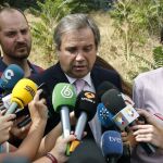 Antonio Miguel Carmona en la calle Duquesa de Tamames donde se ha hundido un edificio de viviendas