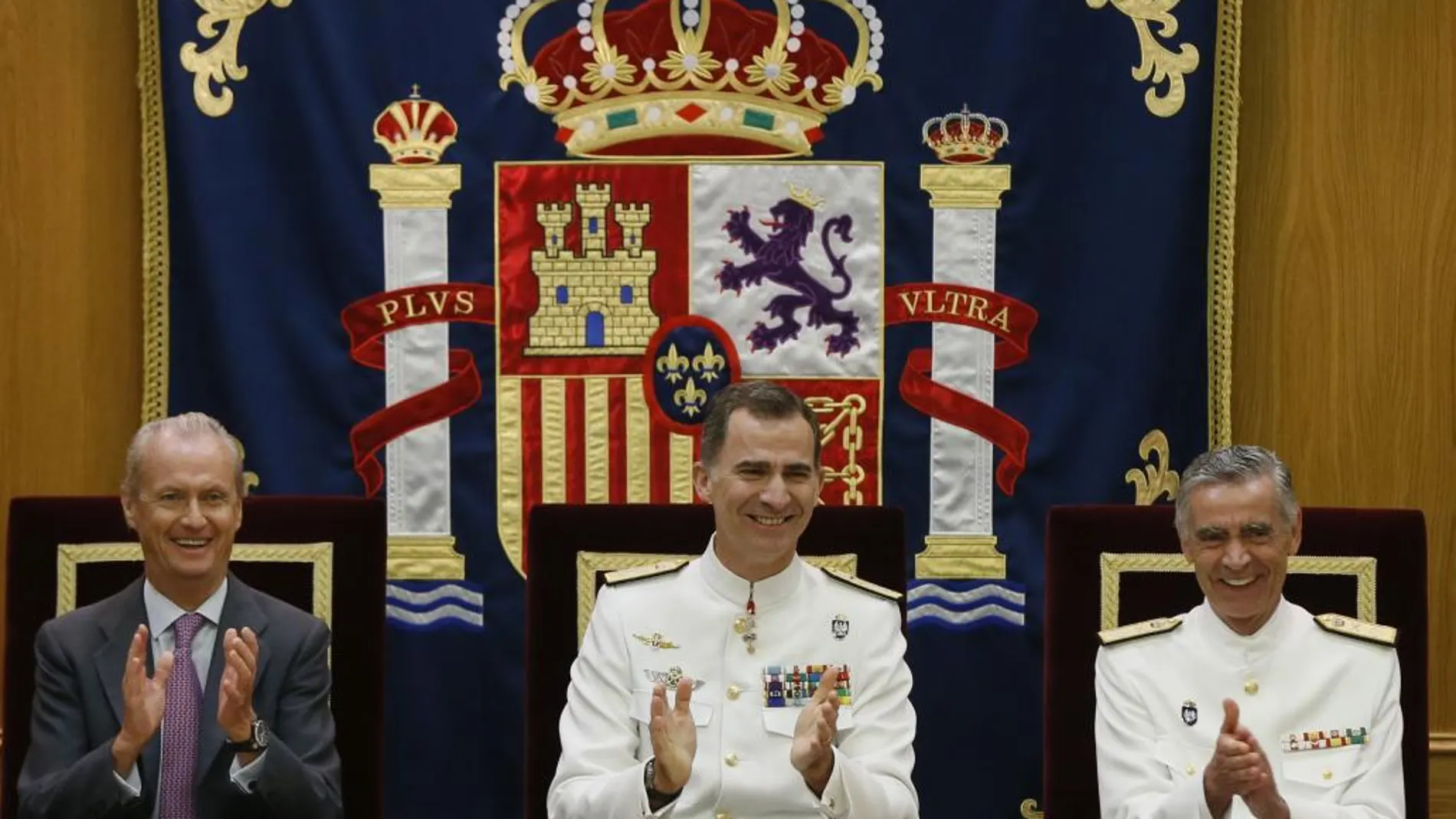 El Rey Felipe VI, junto al ministro de Defensa en funciones, Pedro Morenés (i), y el jefe de Estado Mayor de la Defensa (JEMAD), el almirante general Fernando García (d)