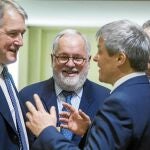 El ministro de Agricultura, Miguel Arias Cañete, ayer en Bruselas con otros homólogos europeos
