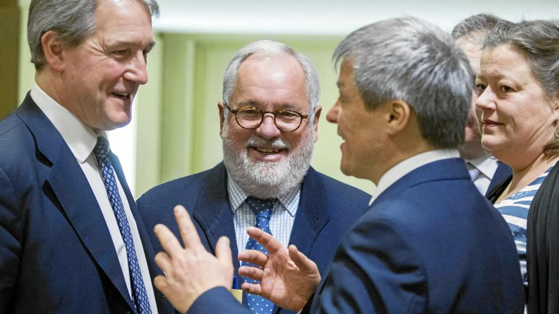 El ministro de Agricultura, Miguel Arias Cañete, ayer en Bruselas con otros homólogos europeos