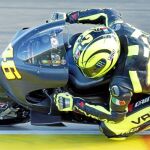 Rossi toma ayer una curva del circuito de la Comunidad Valenciana con su nueva moto