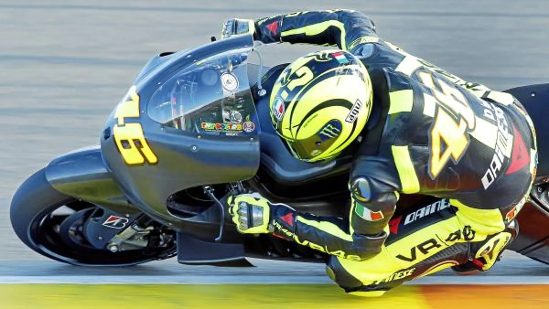 Rossi toma ayer una curva del circuito de la Comunidad Valenciana con su nueva moto