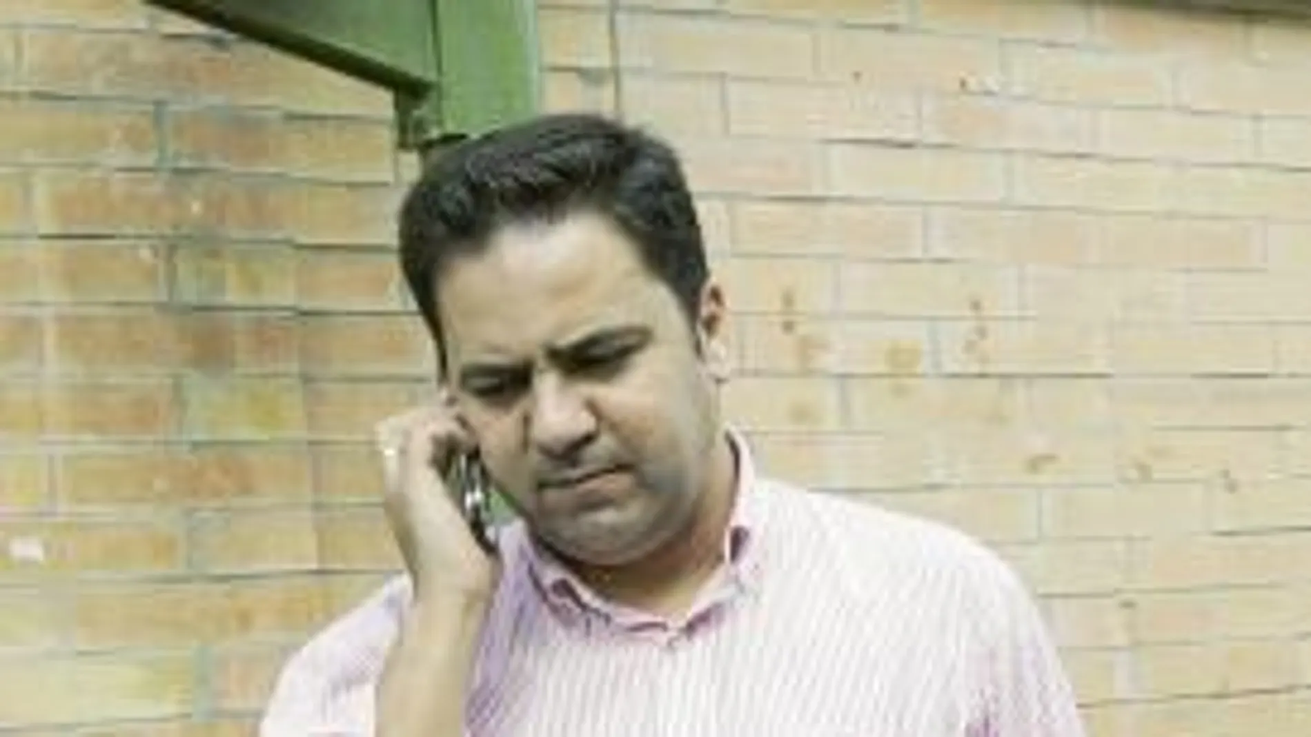 El ex alcalde de Camas Agustín Pavón dialoga por su teléfono móvil
