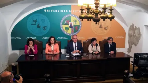 El rector de la Universidad de Extremadura, Segundo Piriz (c), ha pedido hoy "disculpas"a los estudiantes por lo ocurrido con la Evaluación de Bachillerato para el Acceso a la Universidad. Foto: Efe