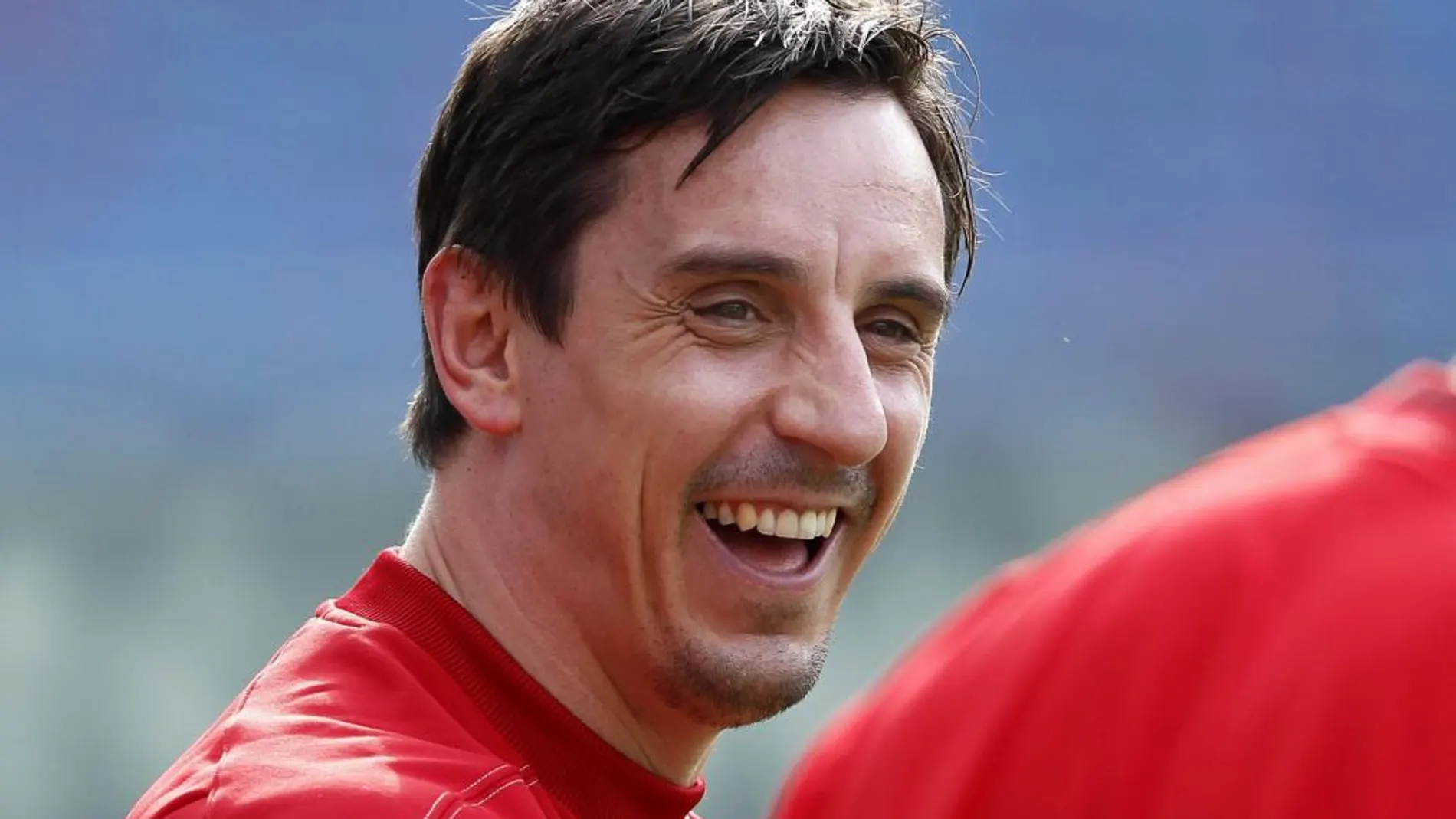 Fotografía de archivo tomada el 25 de mayo de 2012 que muestra a Gary Neville mientras participa en una sesión de entrenamiento en el estadio Ullevaal de Oslo (Noruega)