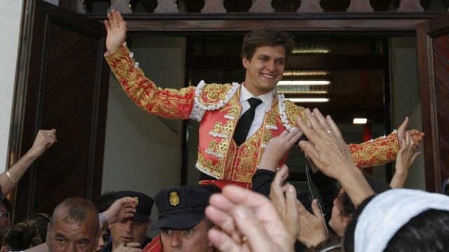 El Juli saliendo por la Puerta Grande de la Plaza de Toros de Santander en 2007 / Nacho Cubero