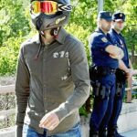 Uno de los 18 presuntos neonazis, ayer, a su entrada en la Audiencia