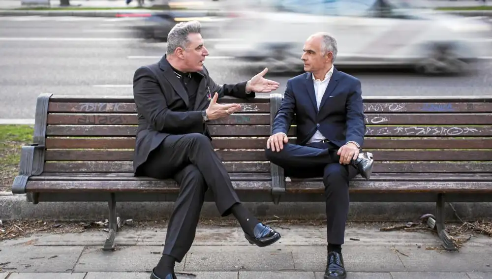 Loquillo, a la izquierda, charla con Sabino Méndez en una calle de Madrid