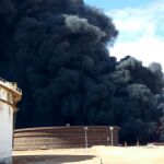 El humo sale de los depósitos del puerto libio de Ras Lanuf.