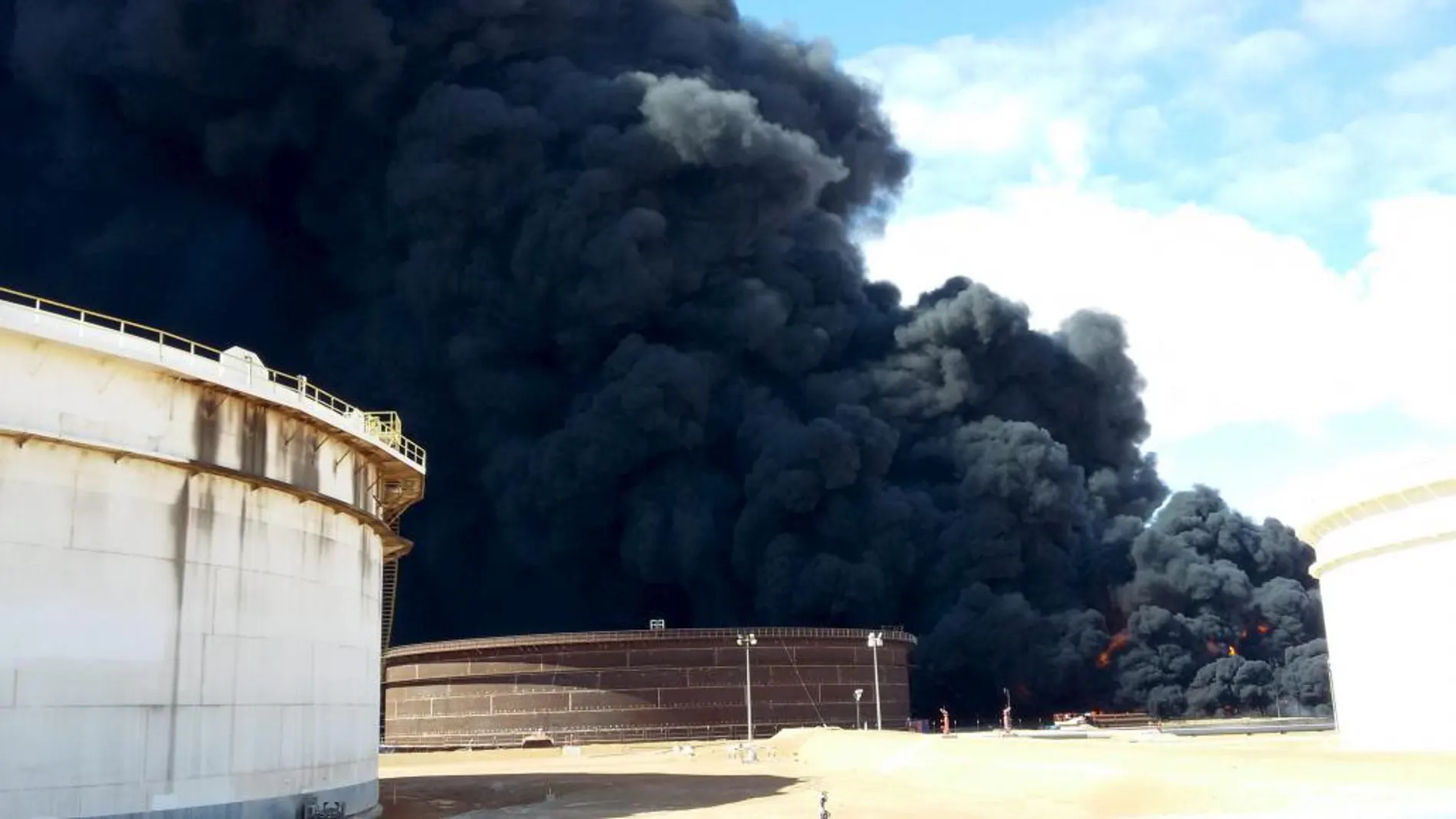 El humo sale de los depósitos del puerto libio de Ras Lanuf.