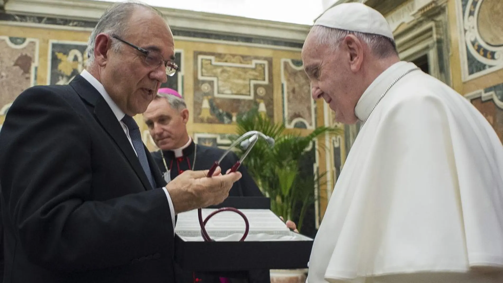Francisco recibe un regalo de manos del presidente de la Organización Médica Colegial (OMC) de España, Juan José Rodríguez Sendín