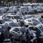Taxistas franceses aparcan en una calle para bloquear Porte Maillot, en el oeste de París (Francia), mientras protestan contra la la empresa Uber y su servicio UberPop