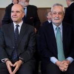 Los ex presidentes de la Junta de Andalucía, Manuel Chaves, y José Antonio Griñán, en la sala del juicio del “caso ERE”