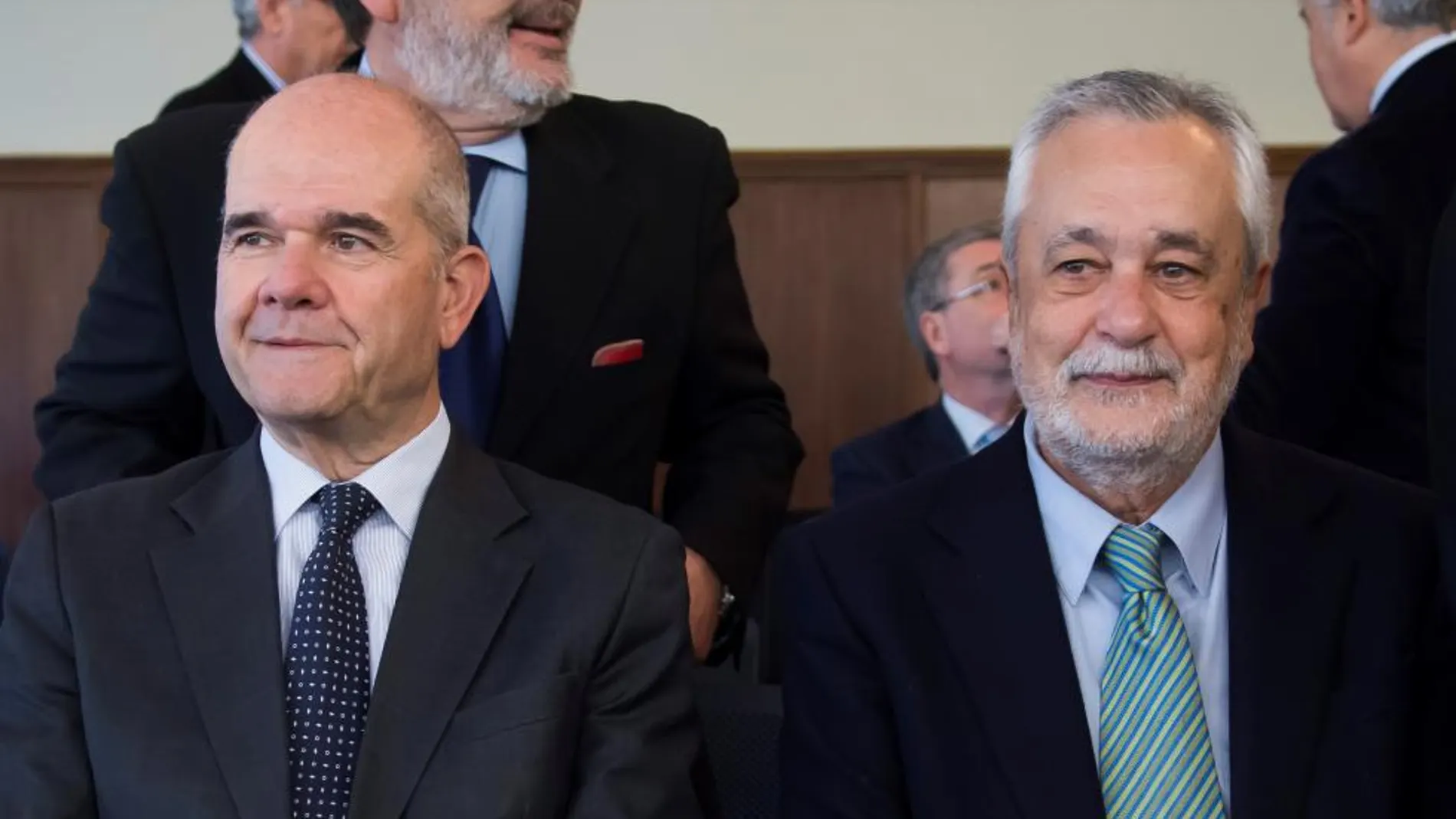 Los ex presidentes de la Junta de Andalucía, Manuel Chaves, y José Antonio Griñán, en la sala del juicio del “caso ERE”