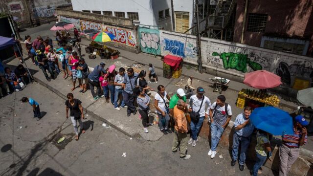 Una fila de personas que aguarda acceso a un supermercado en Caracas (Venezuela).