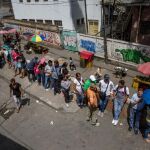 Una fila de personas que aguarda acceso a un supermercado en Caracas (Venezuela).