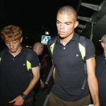 El portugués Pepe, a su llegada al aeropuerto de Barajas tras la gira del Real Madrid por EE UU