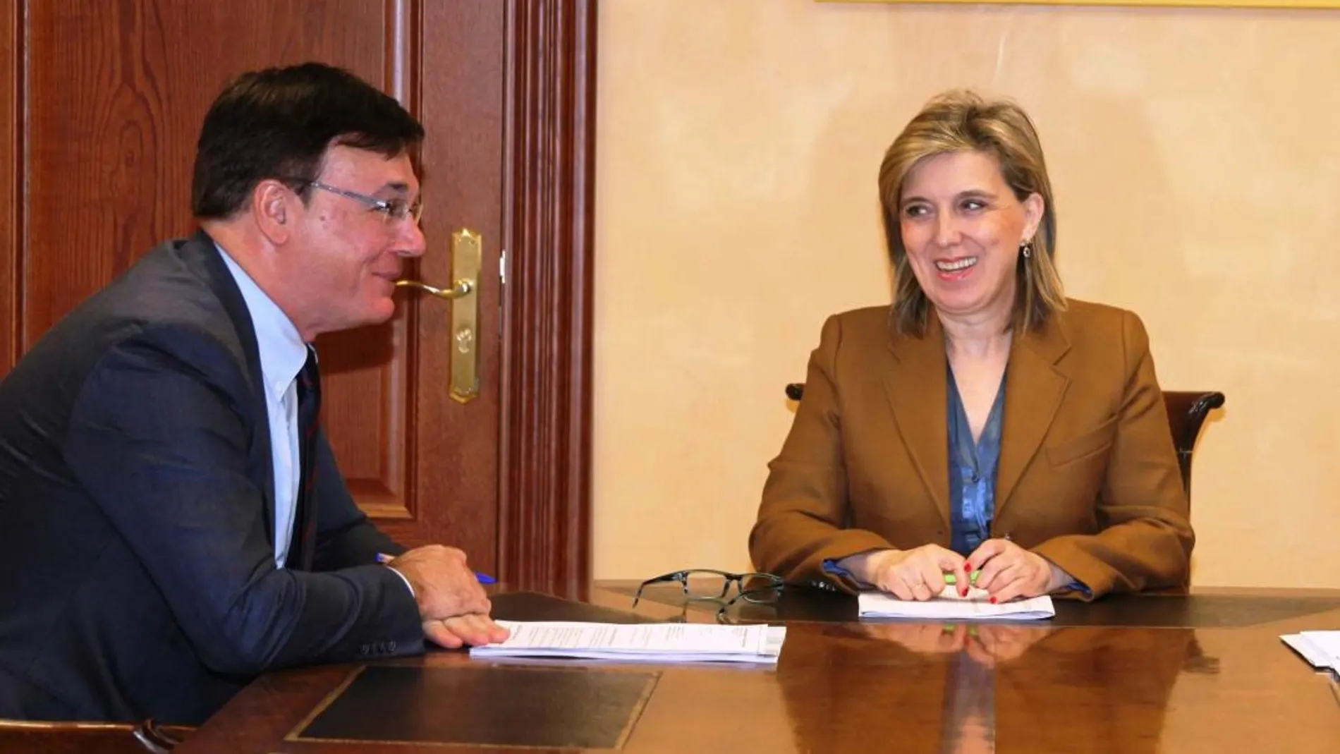 La delegada del Gobierno de España en Castilla y León, María José Salgueiro, se reúne con el presidente de la CHD, Juan Ignacio Diego