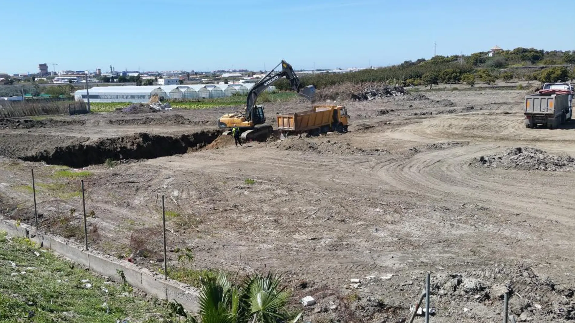 Vista de los terrenos en los que se han iniciado ya obras del futuro parque comercial de Motril (Foto cedida por Ecologistas en Acción)
