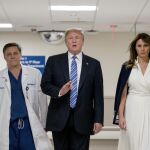 El presidente de EE UU, Donald Trump, acompañado de su mujer, Melania, en el hospital donde se encuentran varios de los heridos en el tiroteo en una escuela de Florida