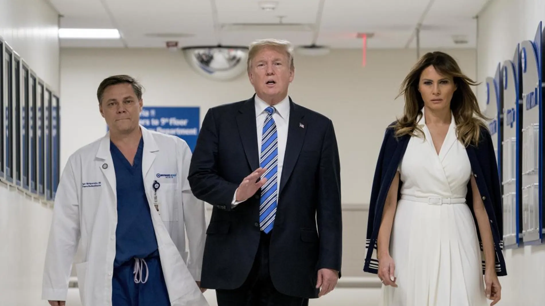 El presidente de EE UU, Donald Trump, acompañado de su mujer, Melania, en el hospital donde se encuentran varios de los heridos en el tiroteo en una escuela de Florida