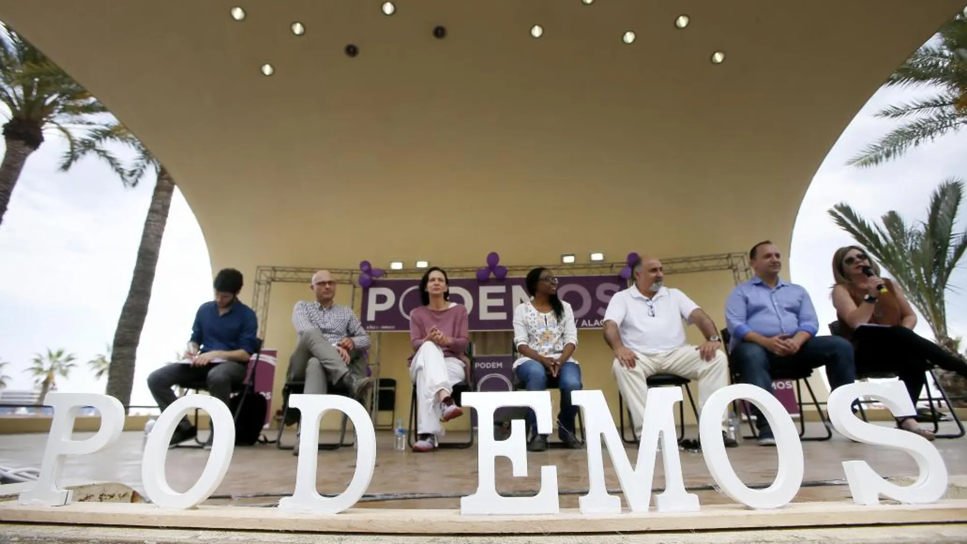 La secretaria de Análisis Político y Social de Podemos, Carolina Bescansa (3i), y la candidata por la provincia al Congreso de los Diputados, Rita Bosaho (c), durante el acto de partido celebrado en Alicante.