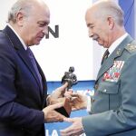 El ministro del Interior entrega el galardón al Director Adjunto Operativo de la Guardia Civil, Cándido Cardiel