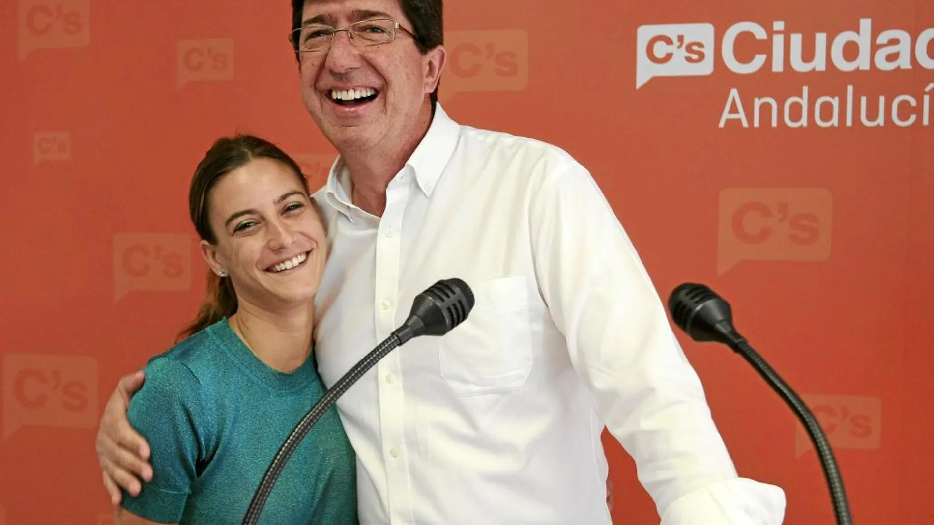 El presidente de C’s en Andalucía, Juan Marín, abraza a la número uno por Sevilla, Virginia Salmerón