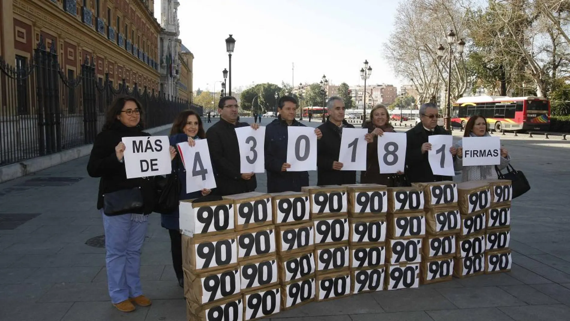 Los sindicatos recogieron más de 400.000 firmas en defensa de la asignatura de Religión por toda Andalucía (Foto: Manuel Olmedo)