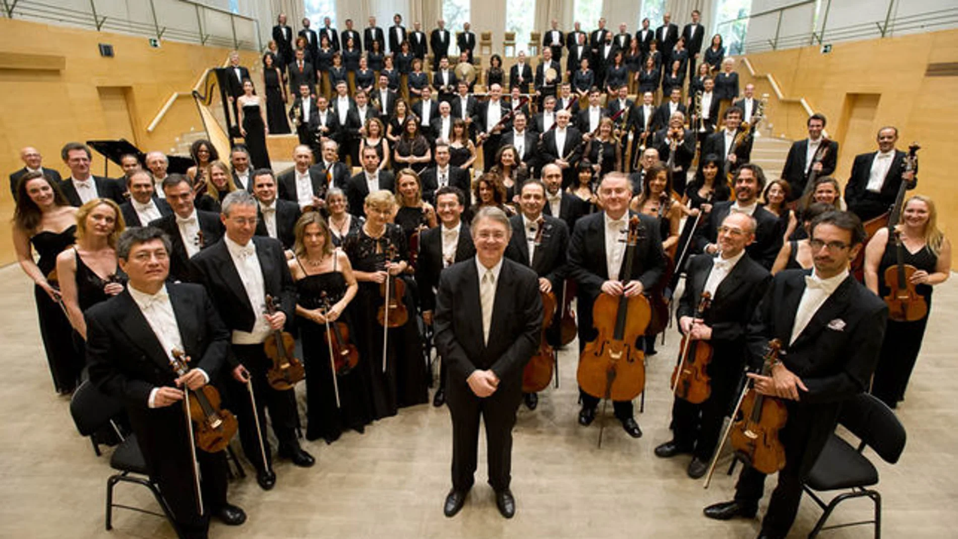 La Orquesta de la Comunidad de Madrid con su director titular, Víctor Pablo Pérez