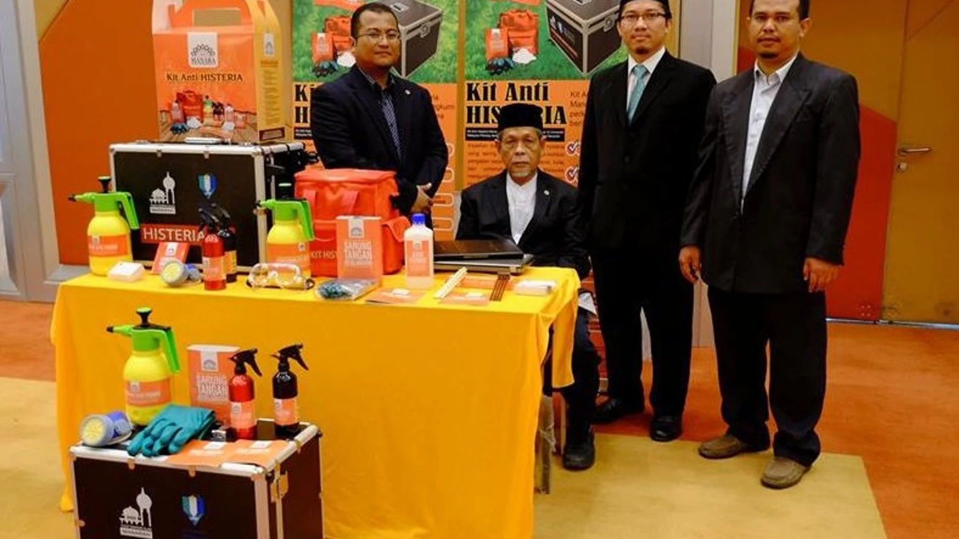 Mahyuddin Bin Smail en la presentación oficial del kit anti-histeria que ha inventado