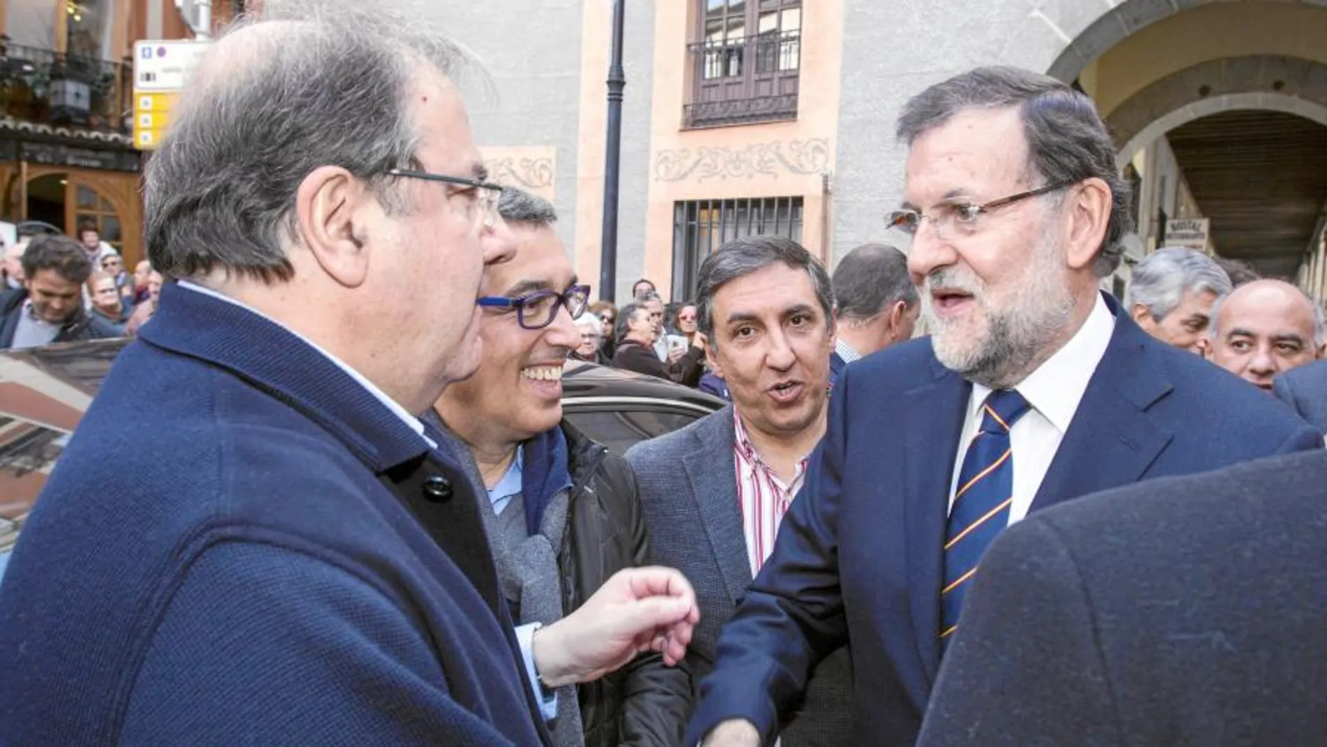 Juan Vicente Herrera saluda al presidente del Gobierno, en presencia de Antolín Sanz