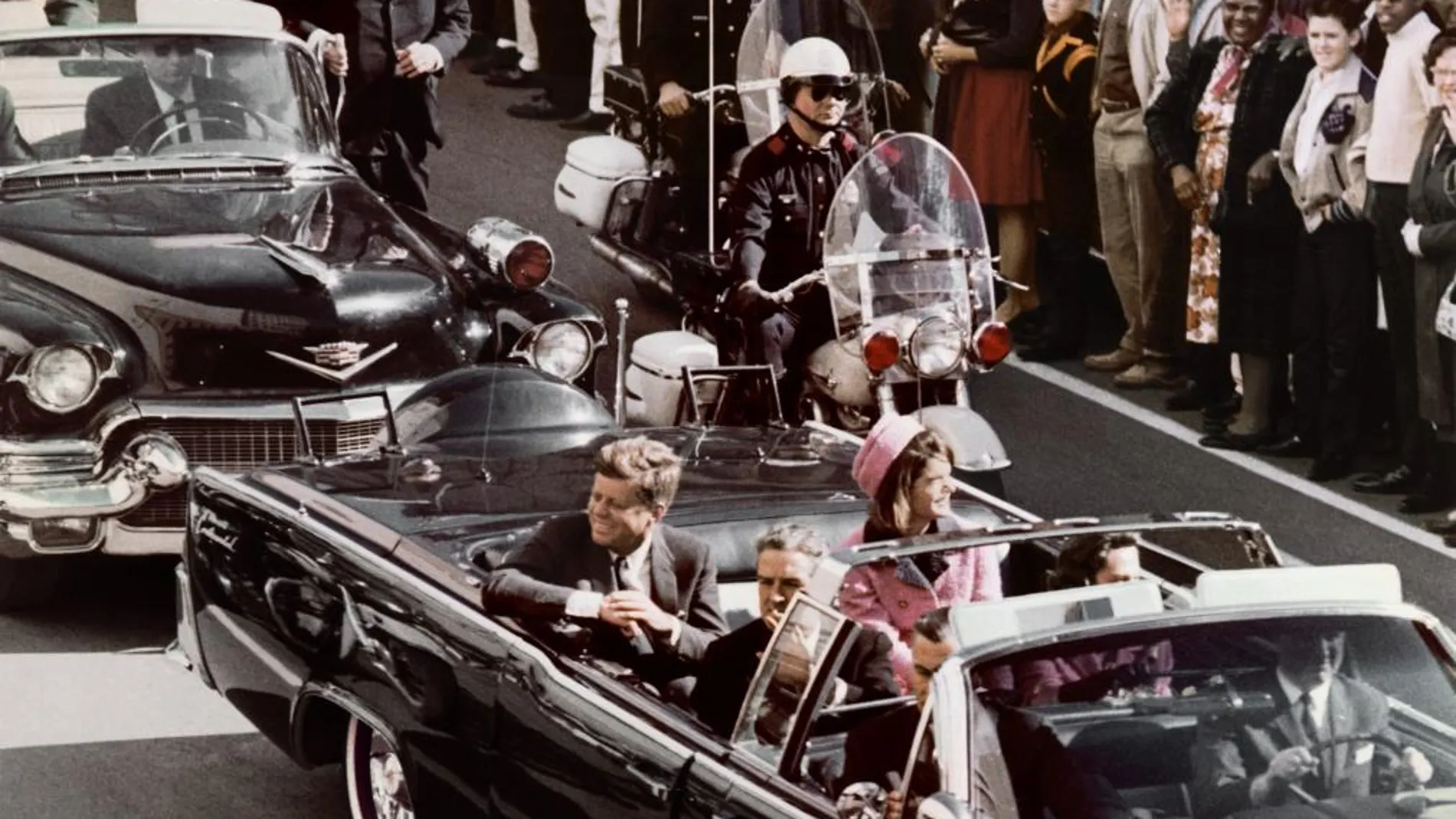 Fotografía del 22 de noviembre 1963 en donde aparece JFK acompañado de su esposa, Jacqueline, momentos antes de su asesinato