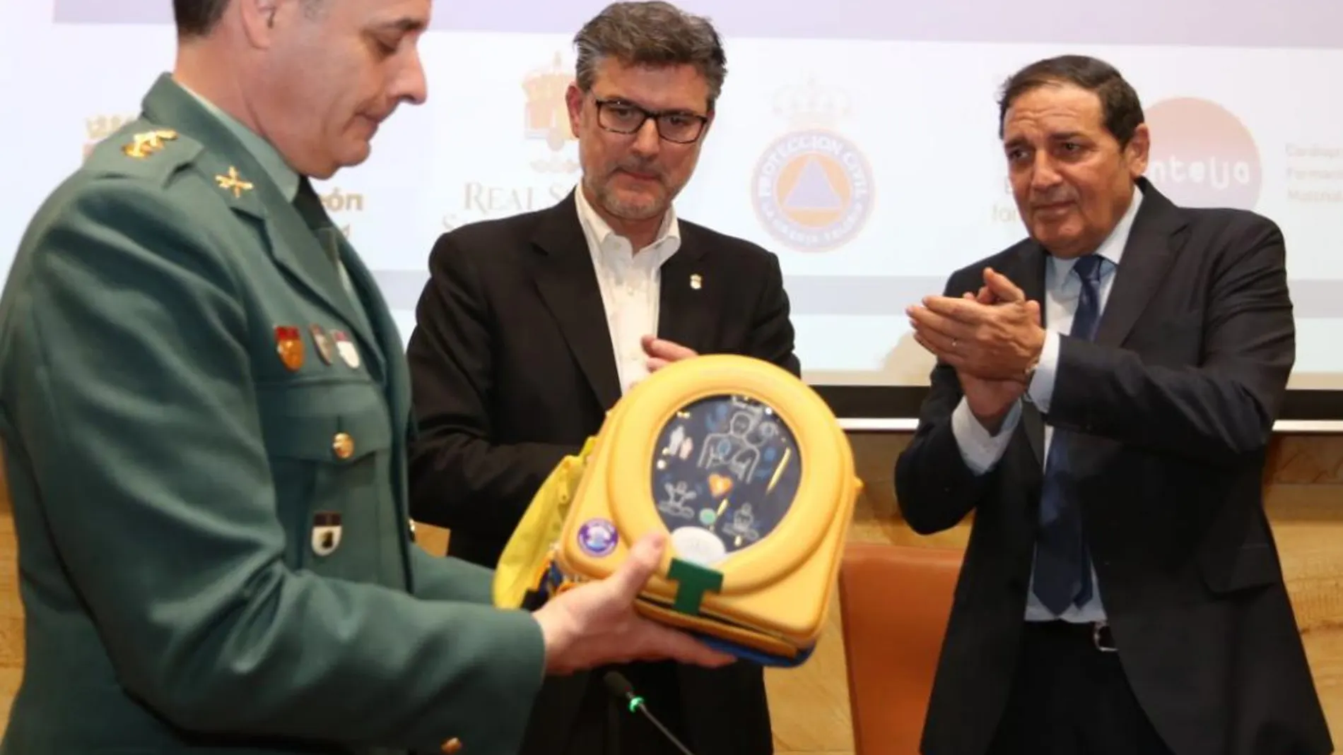 El consejero de Sanidad, Antonio María Sáez Aguado, y el alcalde de El Real Sitio, José Luis Vázquez, entregan uno de los diplomas